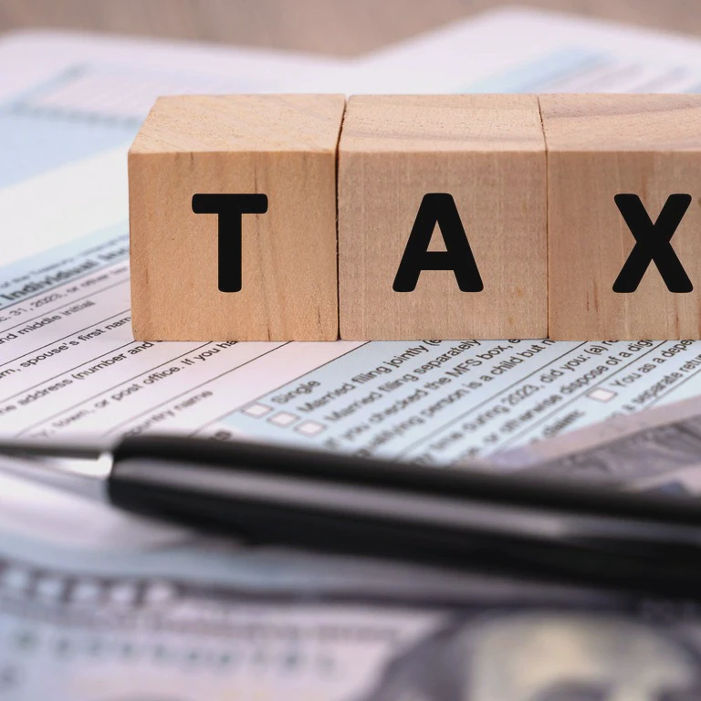 Drewniane klocki i&nbsp;dokumenty