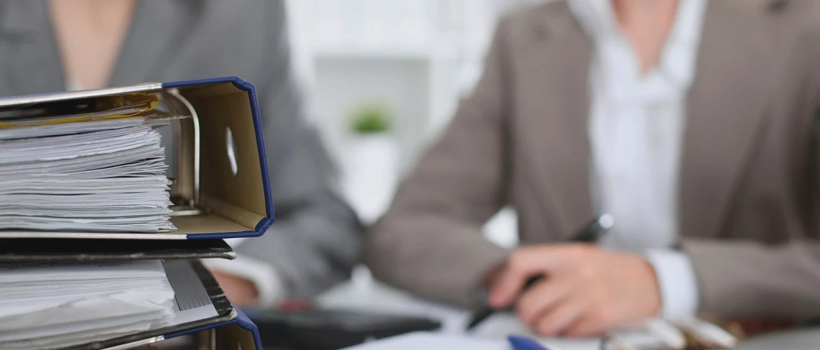 Segregatory na&nbsp;biurku