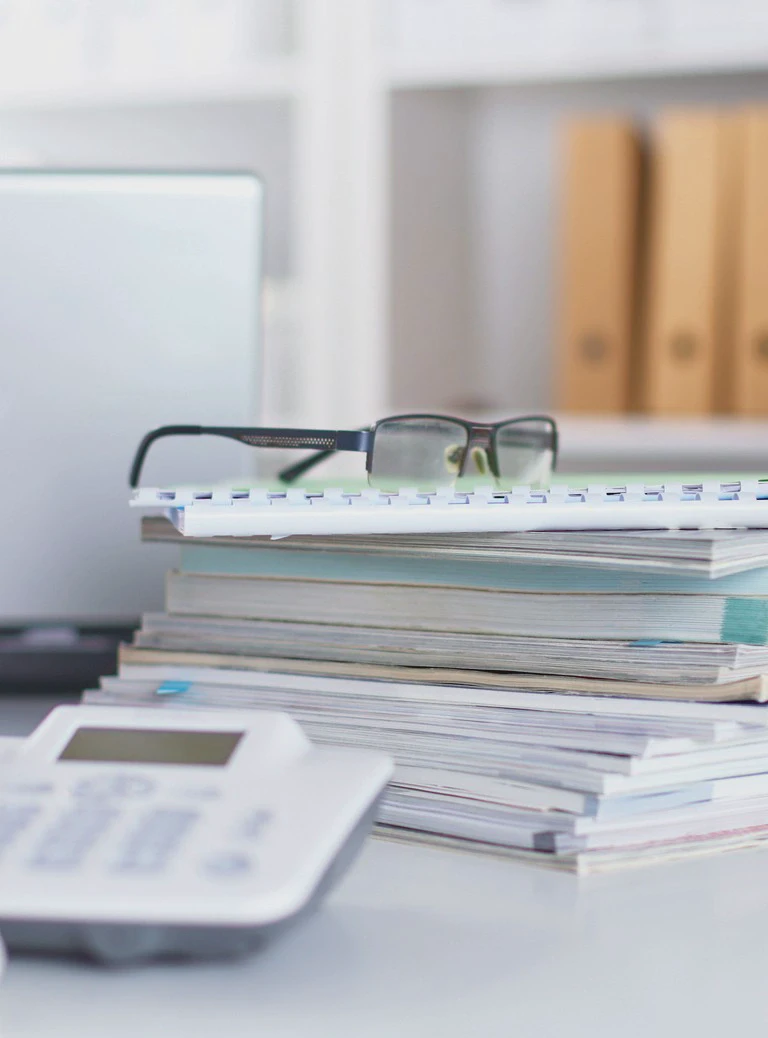 dokumenty na&nbsp;biurku