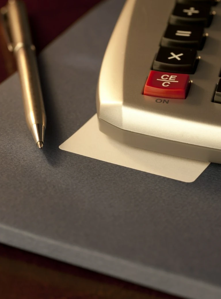 kawałek długopisu i&nbsp;kalkulatora