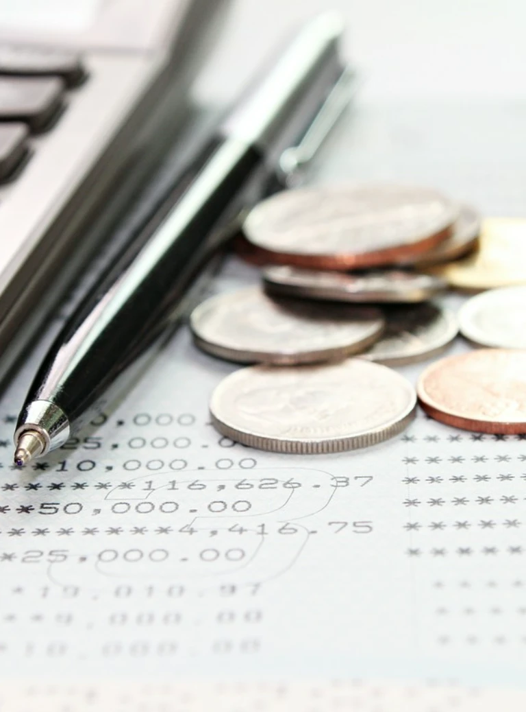 monety i&nbsp;długopis